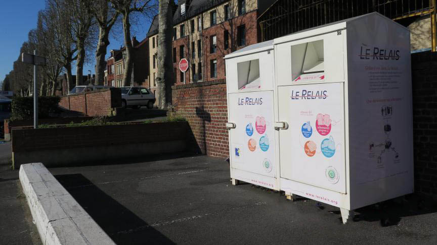 Le Relais' big white boxes in the street